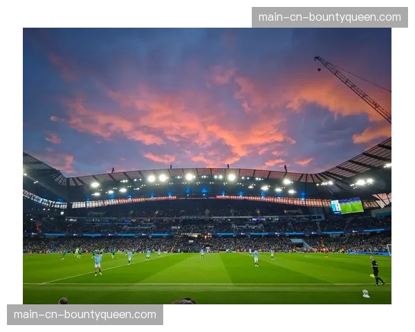 雨战，伊蒂哈德球场草皮出现局部积水，工作人员中场紧急处理